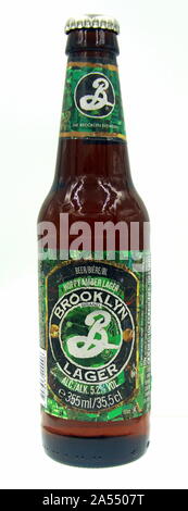 New York, Vereinigte Staaten - 9. Oktober 2019: Flasche Brooklyn Lager, eine Gelbe eingerichteten Lager von Brooklyn Brauerei gebraut. Stockfoto