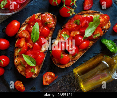 Hausgemachte italienische Bruschetta Vorspeise mit Cherry Tomaten und Basilikum Stockfoto