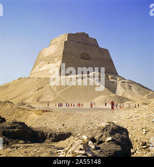 Die alten ägyptischen Pyramide von Salonkomponist (Maidum) bei Ahramat Maydum, Nil Senke, Ägypten Stockfoto