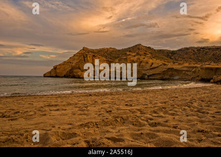 Die geschlossene Bucht bei Sonnenuntergang in Aguilas, Murcia, Spanien Stockfoto