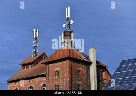 Nersingen, Deutschland. 17 Okt, 2019. Mobile Masten, Antennen, Antennen auf dem Dach. 5G, Mobilfunkantenne, Antennenmast, Mobilfunk. LTE, eine Basisstation ist ein stationäres Gerät für die drahtlose Übertragung von Signalen mobile Netzwerke, schnurlose Telefone und drahtlose Netzwerke. | Verwendung der weltweiten Kredit: dpa/Alamy leben Nachrichten Stockfoto