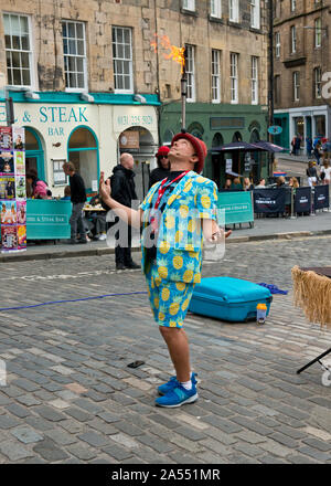 Street Performer Feuer Essen in Grassmarket im Zentrum von Edinburgh. Edinburgh Fringe Festival, Schottland Stockfoto