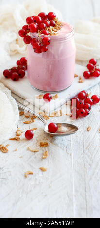 Rote Johannisbeeren und Joghurt in eine Schüssel Nahaufnahme Stockfoto