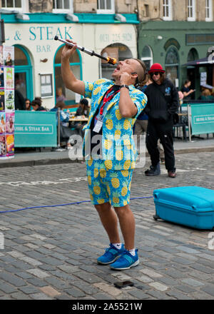 Street Performer Feuer Essen in Grassmarket im Zentrum von Edinburgh. Edinburgh Fringe Festival, Schottland Stockfoto