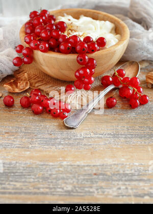 Rote Johannisbeeren und Joghurt in eine Schüssel Nahaufnahme Stockfoto