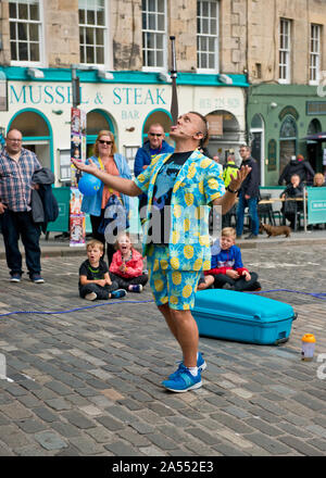 Street Performer balancing Messer in Grassmarket im Zentrum von Edinburgh. Edinburgh Fringe Festival, Schottland Stockfoto