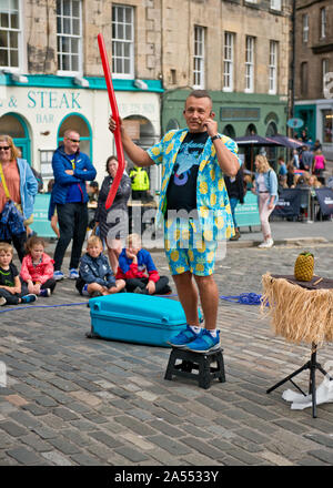 Street Performer in Grassmarket im Zentrum von Edinburgh. Edinburgh Fringe Festival, Schottland Stockfoto