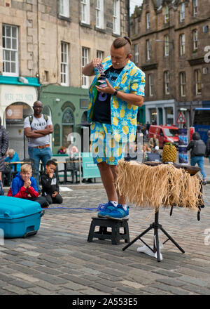 Magier Street Performer in Grassmarket im Zentrum von Edinburgh. Edinburgh Fringe Festival, Schottland Stockfoto