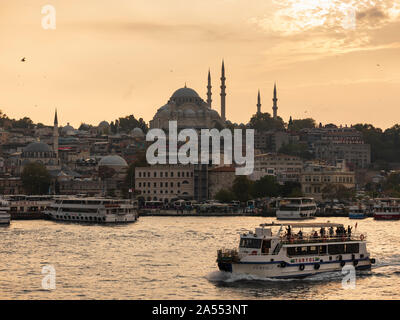 Bosporus Tour Boote, Istanbul, Türkei Stockfoto