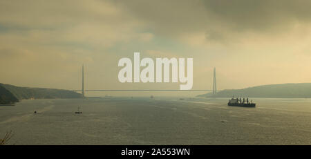 Yavuz Sultan Selim Brücke und den Bosporus am Morgen. Bosporus Schiffsverkehr und dramatischen Himmel. Türkei Stockfoto