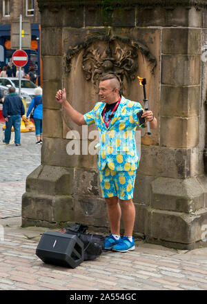 Street Performer mit Feuer essen Stick. In Grassmarket im Zentrum von Edinburgh. Edinburgh Fringe Festival, Schottland Stockfoto