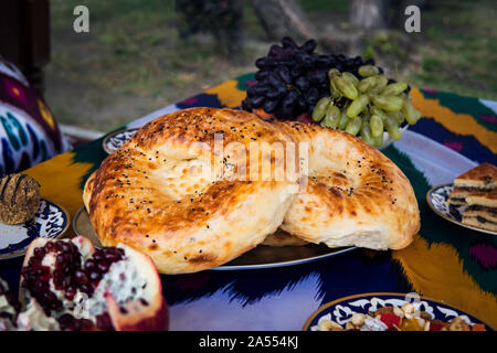 Usbekische restaurant Brot. frisch gebackene Tortilla auf einem traditionellen Tabelle Stockfoto