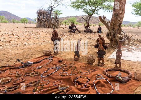 Traditionelle Schmuck, Puppen aus Holz, Handwerk, die Himba Volk, Kaokoveld, Namibia, Afrika Stockfoto