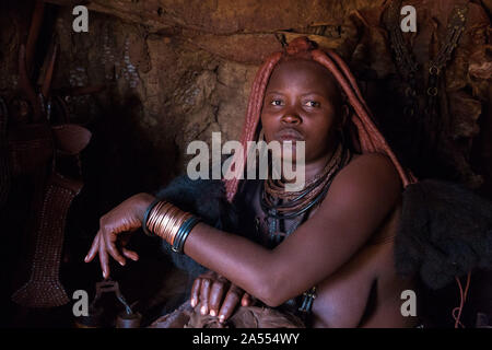 Porträt einer traditionell gekleidete Frau in einer traditionellen Hütte, Kaokoveld, Namibia, Afrika Stockfoto