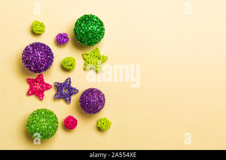 Blick von oben auf die festliche winter Zusammensetzung auf die bunten Hintergrund mit leeren Raum für Ihr Design. Christbaumkugeln und Dekorationen. Neues Jahr Konzept. Stockfoto