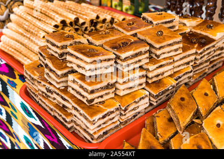 Baklava. Traditionelle türkische Spezialitäten. Orientalische Aromen. Markt mit orientalischen Spezialitäten. Essen auf dem Zähler Stockfoto