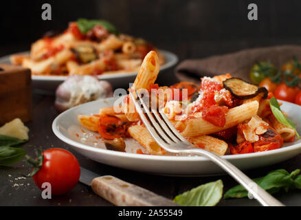 Penne Alla norma - traditionelle italienische Pasta mit Auberginen und Tomaten/Paradeiser Stockfoto
