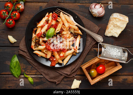 Penne Alla norma - traditionelle italienische Pasta mit Auberginen und Tomaten/Paradeiser Stockfoto