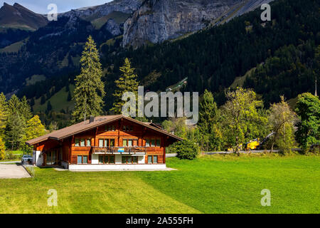 Wooden House in Kandersteg Dorf, Kanton Bern, Schweiz, Europa und die Berge Panorama Stockfoto