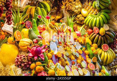 Exotische Früchte Markt mit verschiedenen bunten frische Früchte Stockfoto