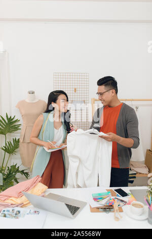 Mode-Designer arbeiten an Schöpfung in Werkstatt Stockfoto