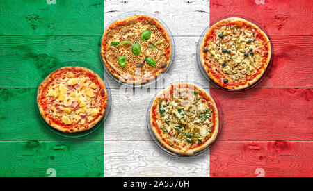 Italien Flagge Holztisch mit vier leckere Pizza. Ansicht von oben Stockfoto