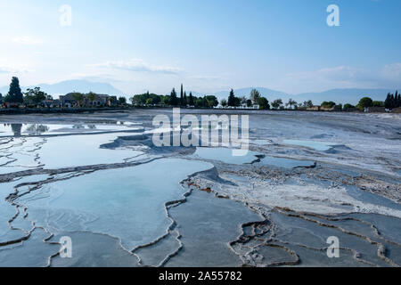 Natürliche Travertinbecken und Terrassen von Pamukkale. Baumwolle schloss im Südwesten der Türkei, Stockfoto