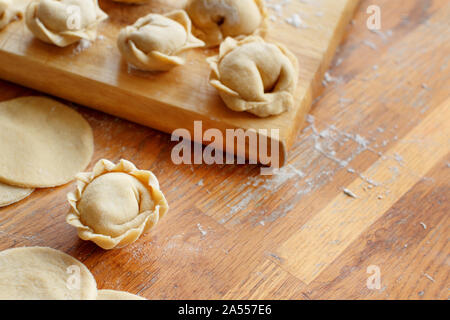 Vorbereitung von Maultaschen, Ravioli, Teigtaschen mit Hackfleisch Nahaufnahme Stockfoto