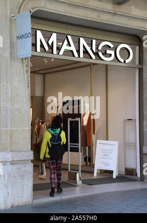 Mango store in Barcelona gesehen. Stockfoto