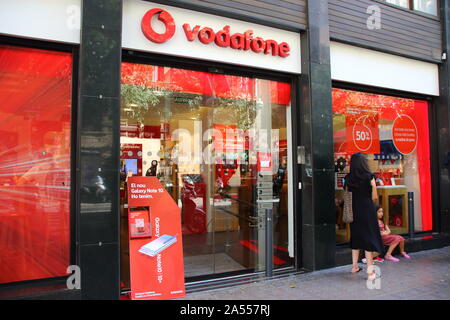 Vodafone Shop in der Rambla de Catalunya, Barcelona gesehen. Stockfoto