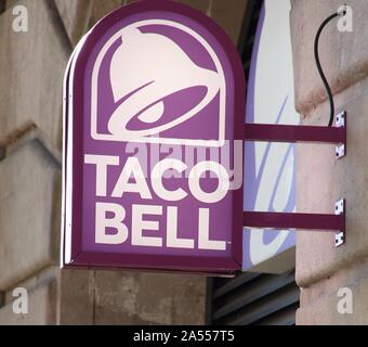 Taco Bell Logo außerhalb einer Niederlassung in Barcelona gesehen. Stockfoto