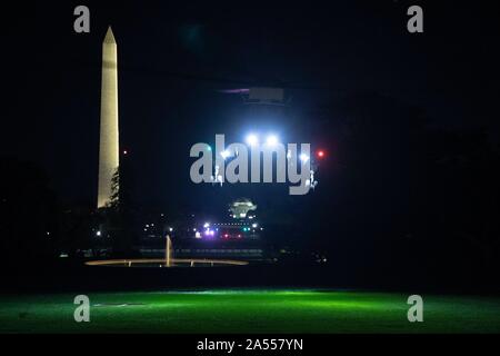 Washington, DC, USA. Okt, 2019 18. Marine One, die US-Präsident Donald J. Trumpf landet auf dem Rasen des Weißen Hauses in Washington, DC, USA, 18. Oktober 2019. Trump kehrt von einer Reise nach Texas. Credit: Michael Reynolds/Pool über CNP | Verwendung der weltweiten Kredit: dpa/Alamy leben Nachrichten Stockfoto