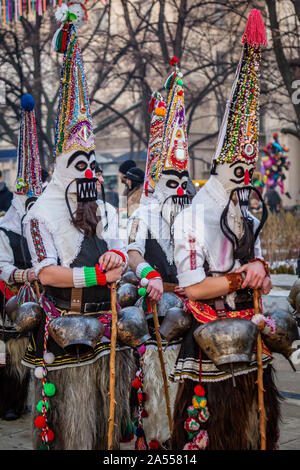 Kukeri durchführen, Rituale, böse Geister an surva Festival in Varna in Bulgarien erschrecken. Die Menschen sind aufgerufen, Kuker, Kukeri. Stockfoto