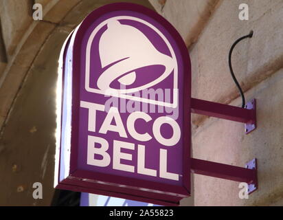 Taco Bell Logo außerhalb einer Niederlassung in Barcelona gesehen. Stockfoto