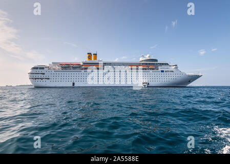 Male, Malediven - November 17, 2017: Costa neoClassica Kreuzfahrtschiff in der äußere Hafen der männlichen Insel vom Boot auf den Malediven, Indischer Ozean gesehen. Stockfoto