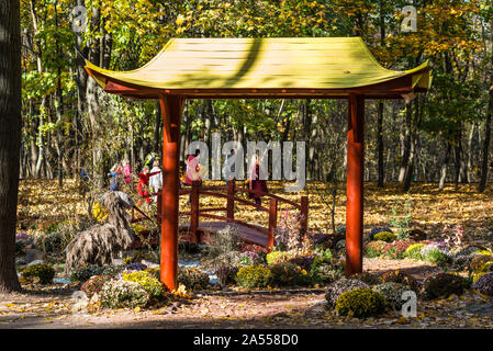 Kiew, Ukraine - 17. Oktober 2019: Landschaft Zusammensetzung helle China mit einer Brücke und einem trockenen Stream in Syretsky Park in Kiew, Ukraine. Stockfoto