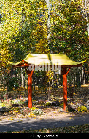 Kiew, Ukraine - 17. Oktober 2019: Landschaft Zusammensetzung mit einem chinesischen Tor in Syretsky Park in Kiew, Ukraine. Stockfoto