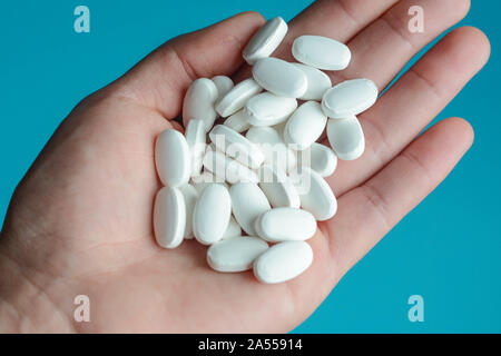 Weiße medizinische Pillen auf blauem Hintergrund, die Health Care Konzept Stockfoto