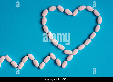 Weiße medizinische Pillen auf blauem Hintergrund, die Health Care Konzept Stockfoto