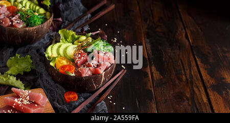 Hawaiian tuna poke Salat in die Schüssel Nahaufnahme Stockfoto