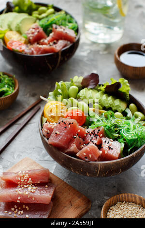 Hawaiian tuna poke Salat in die Schüssel Nahaufnahme Stockfoto