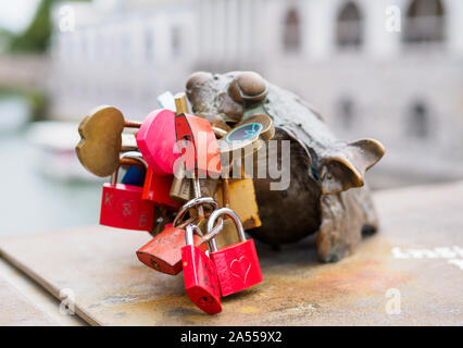 Bronze Statue auf Metzgerei Brücke in Ljubljana, Slowenien mit Liebe Schlösser befestigt Stockfoto