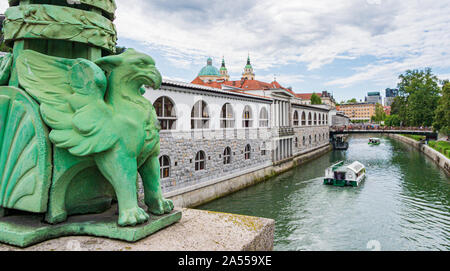 Statue auf dem Drachen Brücke in Ljubljana, Slowenien Stockfoto