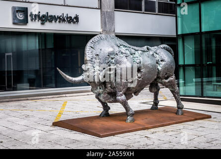 Eine große bronzene Stier Skulptur Ljubljana, Slowenien Stockfoto