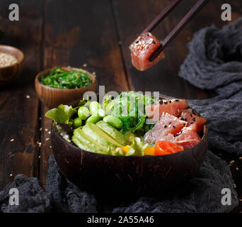 Hawaiian tuna poke Salat in die Schüssel Nahaufnahme Stockfoto