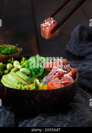 Hawaiian tuna poke Salat in die Schüssel Nahaufnahme Stockfoto