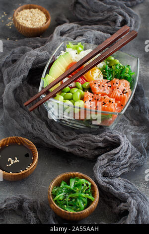 Hawaii Salat mit Lachs sack reis Nahaufnahme Stockfoto