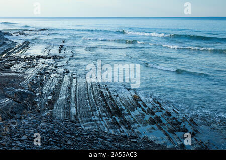 Flysch, Sakoneta Strand, Deva, Gipuzkoa, das Baskenland, die Bucht von Byscay, Spanien, Europa Stockfoto