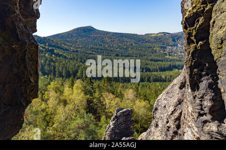 Oybin, Deutschland. 07 Okt, 2019. Blick von der Scharfenstein zum Kurort Oybin im Zittauer Gebirge an der Grenze zu Tschechien und Polen. Foto: Patrick Pleul/dpa-Zentralbild/ZB/dpa/Alamy leben Nachrichten Stockfoto