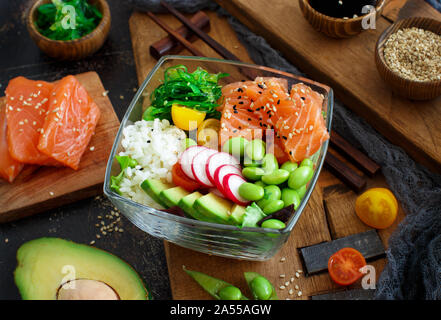 Hawaii Salat mit Lachs sack reis Nahaufnahme Stockfoto